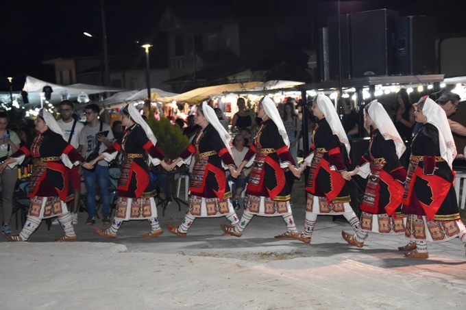 Εντυπωσίασαν οι Λαογραφικοί Σύλλογοι της Νάουσας στην 10η Εμποροπανήγυρη Κοπανού